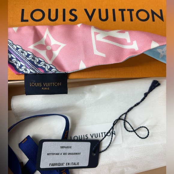 Louis Vuitton Silk Monogram Escale Perfect
Match Bandeau Bleu Rose - Picture 3 of 3